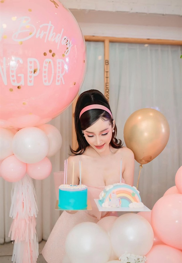 ภัทรภร สุภัทรศักดา นั่งกับเค้กวันเกิดท่ามกลางลูกโป่งสีชมพู