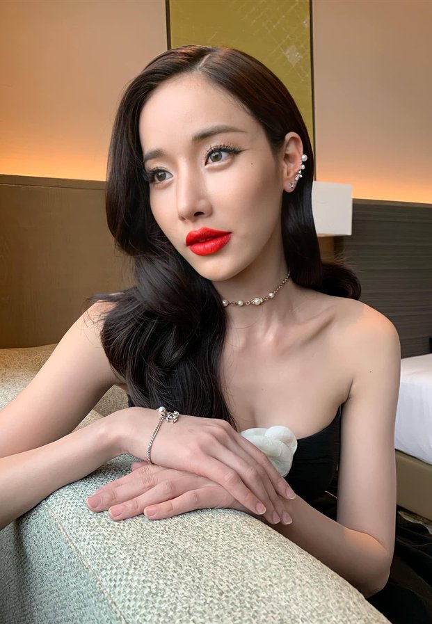 Mook Pichana โคลสอัพใบหน้ากับลิปสติกสีแดง