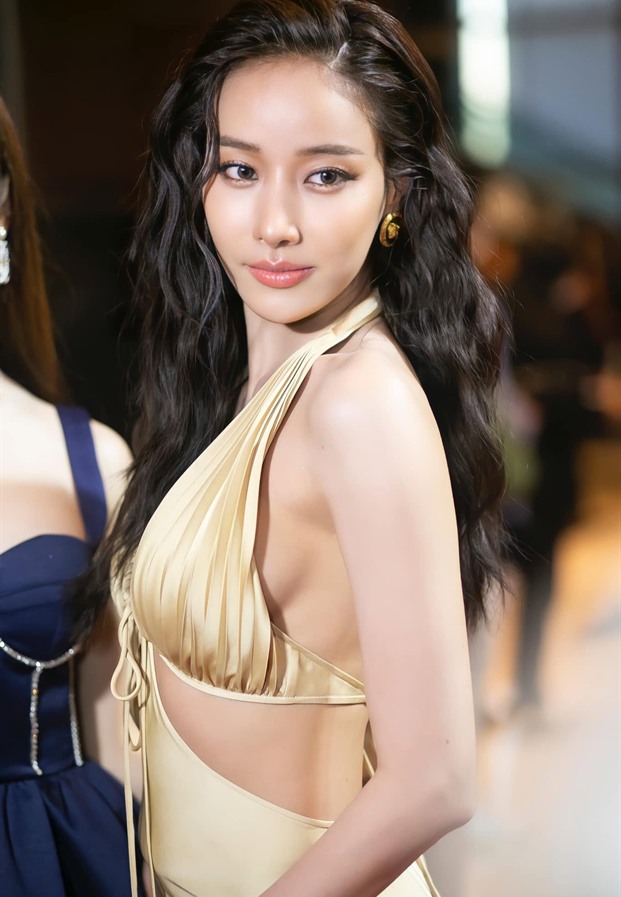 Mook Pichana ในชุดราตรีสีทองทรงผูกคอ