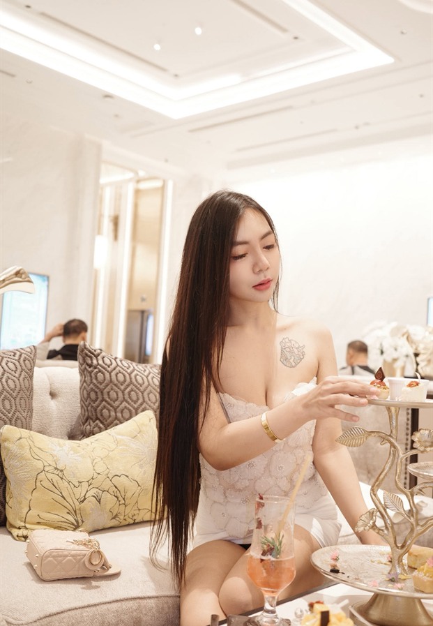 Sydney Payniya นั่งจิบชายามบ่ายในโรงแรม