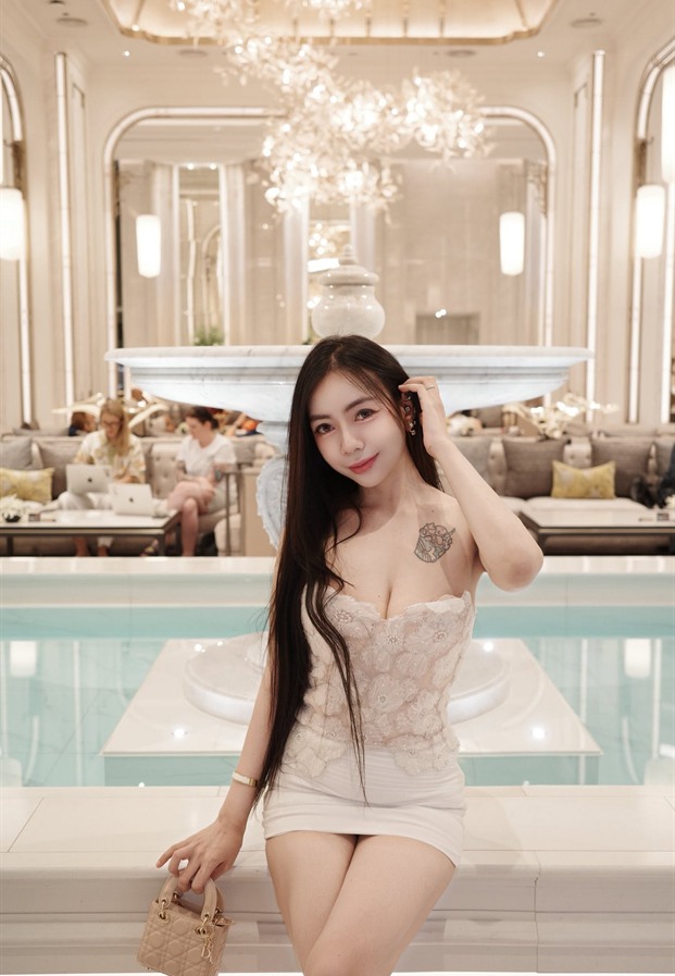 Sydney Payniya ยืนในล็อบบี้โรงแรมหรู