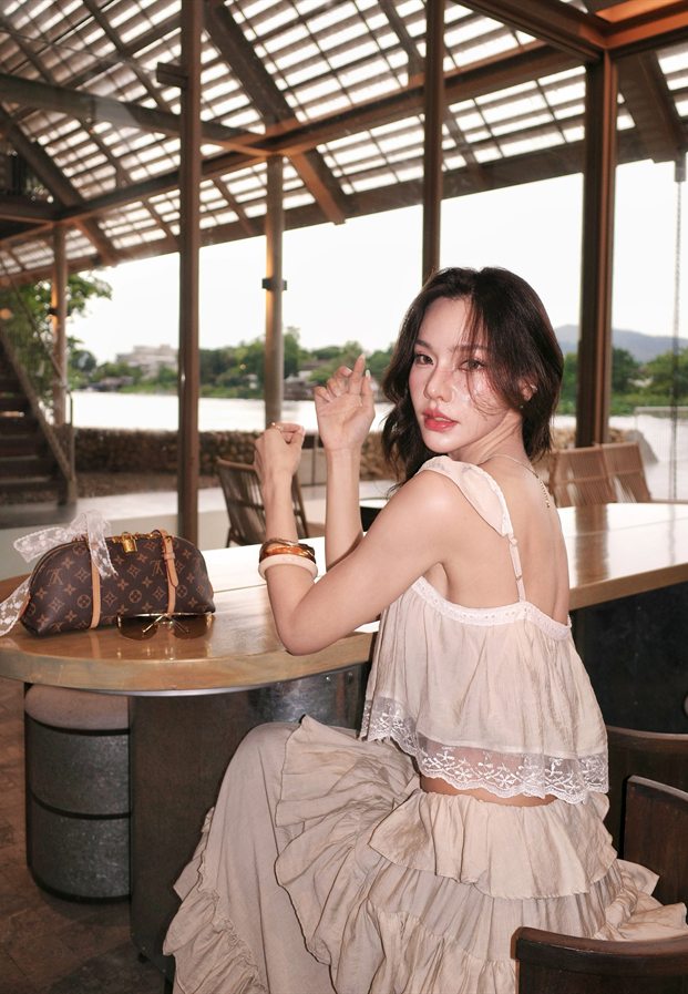 หยก ในลุคชุดครีมระบายกับวิวภูเขาไกลๆ