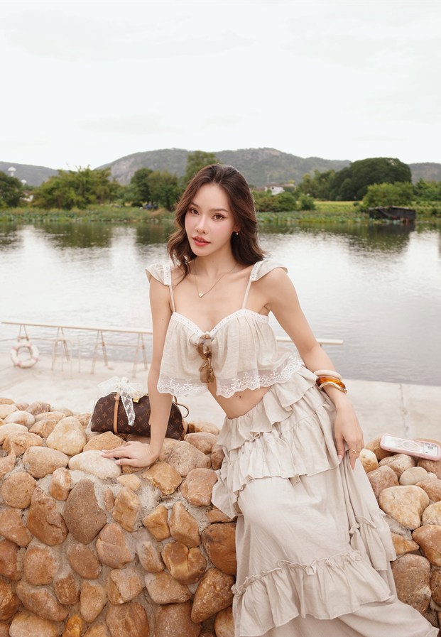 หยก ยืนข้างบันไดในคาเฟ่โทนสว่าง