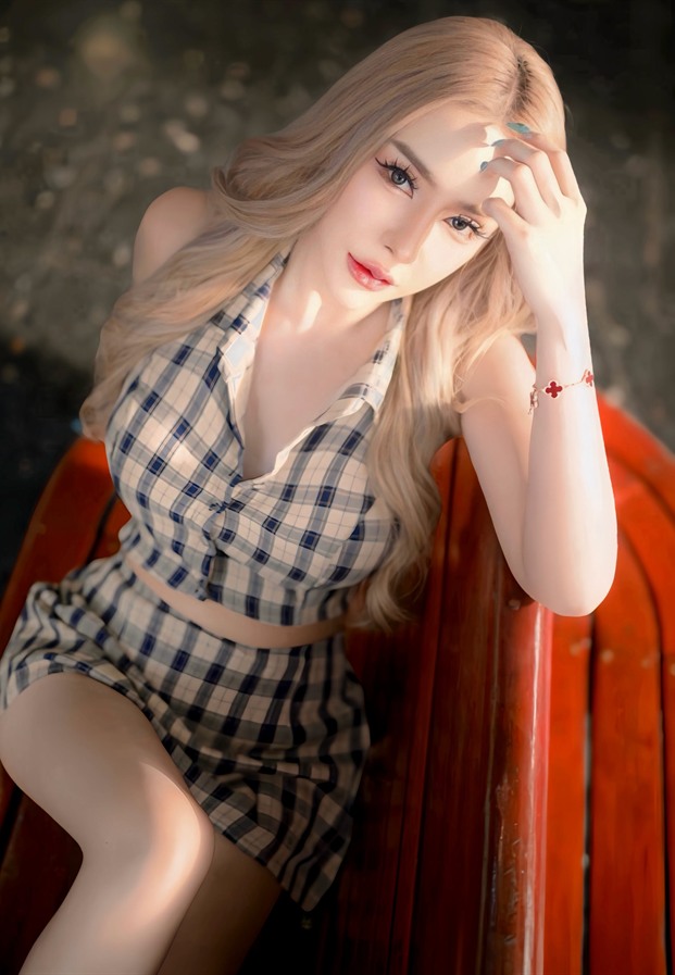 อายลิน ลภัสท์วลัญ ในชุดลายสก็อตหน้าฉากสีส้ม