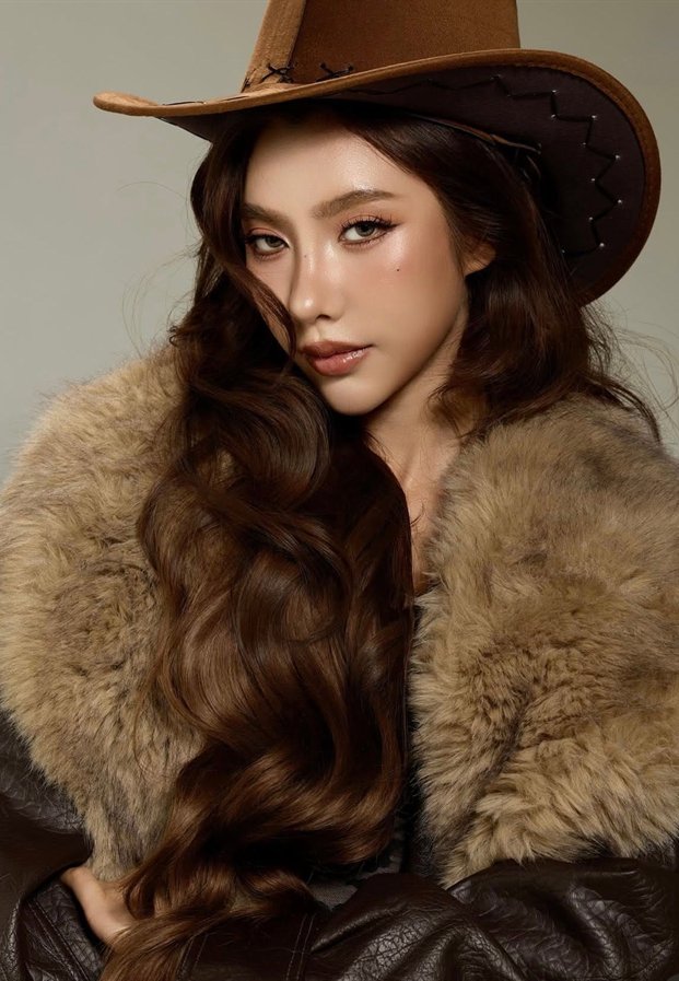 ได๋ได๋ ธันย์ธนิดา ในแจ็กเก็ตหนังปกขนเฟอร์กับหมวกปีกกว้าง