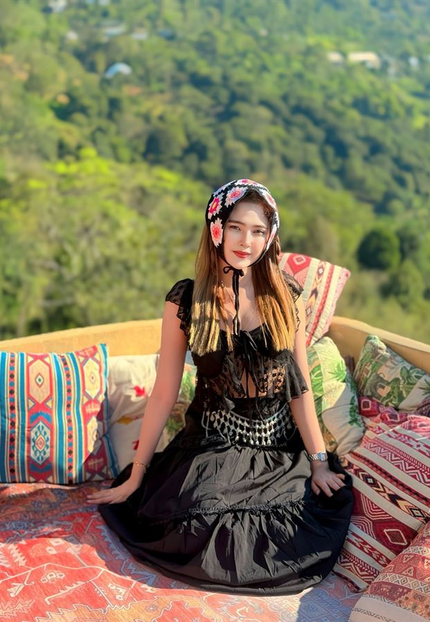 เจนนี่ ขนิษฐา นั่งในชุดผ้าชนเผ่าโทนดำ