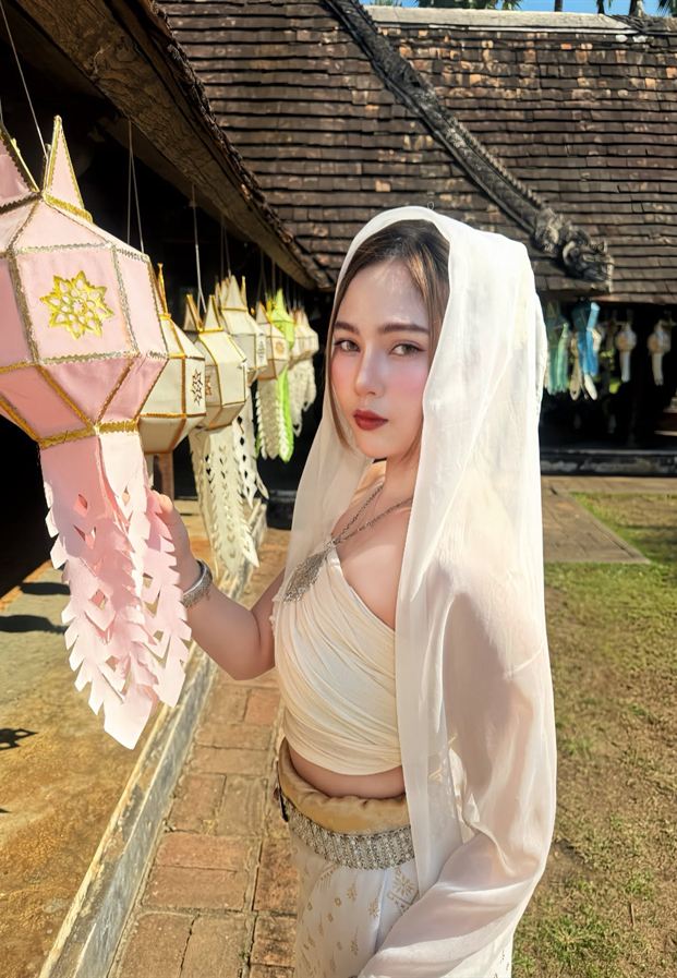 ถือโคมกระดาษทรงสูงในชุดโทนครีม