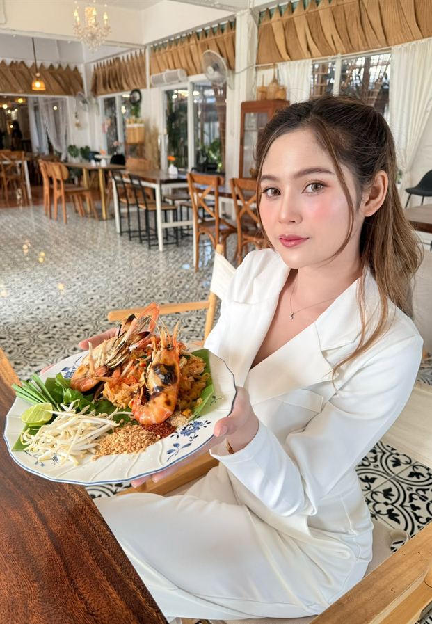 นั่งในคาเฟ่ในชุดเชิ้ตสีขาว