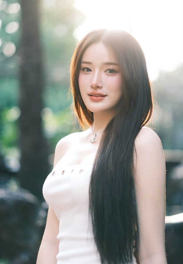 โคลสอัพในเสื้อสายเดี่ยวสีขาวกลางสวนเขียว