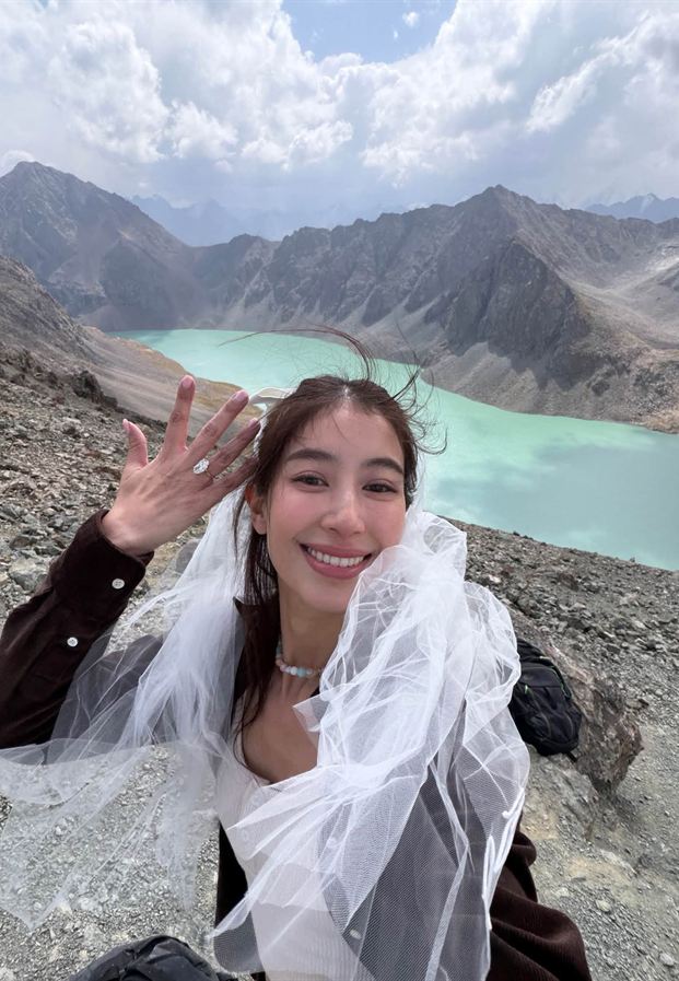 มิ้นต์ ชาลิดา สวมผ้าคลุมหน้าเจ้าสาวริมทะเลสาบกลางหุบเขา