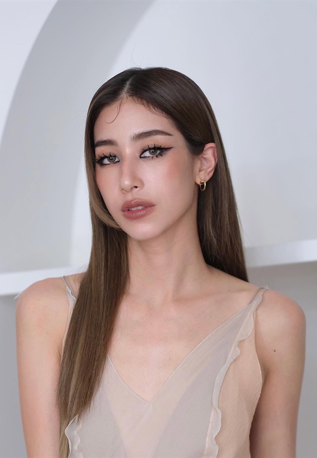 มิ้นต์ ชาลิดา ในชุดราตรีสีเนื้อกลางสตูดิโอสีขาว
