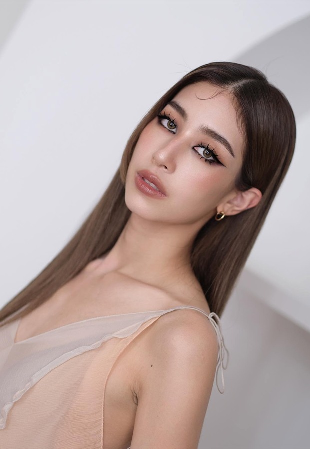 Mint Chalida หันข้างในชุดราตรีสีเนื้อ