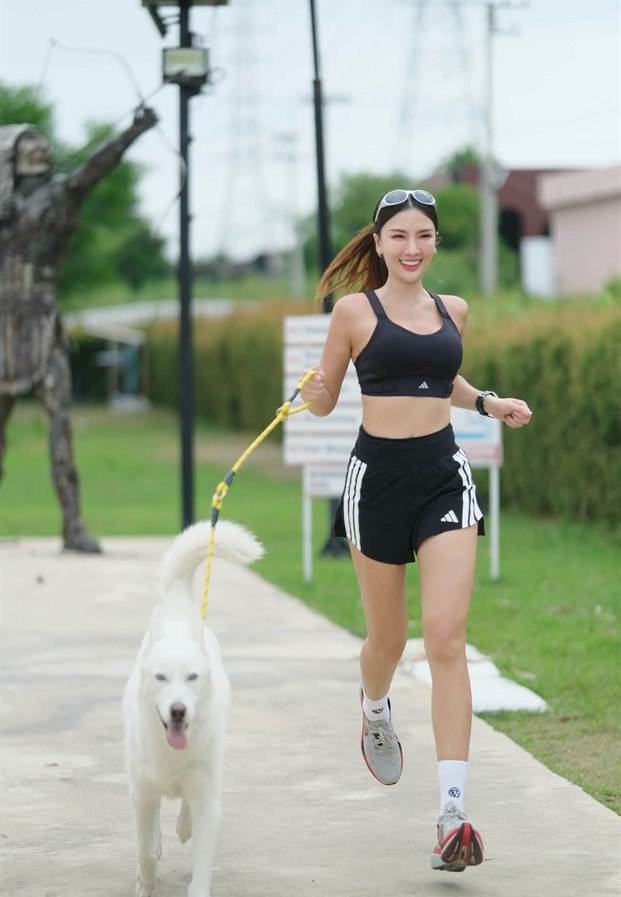 วิ่งเหยาะ ๆ พร้อมน้องหมาสีขาวขนฟู