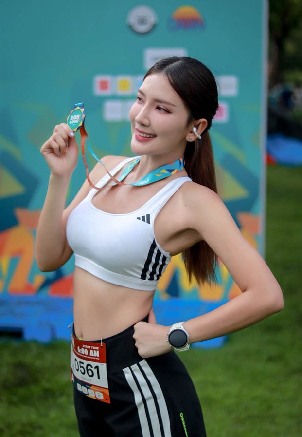 Chananchida Kulsiri ถือเหรียญหลังวิ่งจบระยะเก้ากิโล