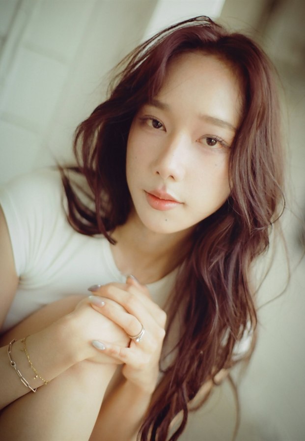 โคลสอัพใบหน้าโทนนวลกับผมลอนยาว