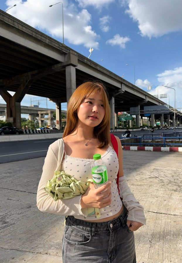 ถือขวดน้ำเดินเล่นใต้ทางด่วน