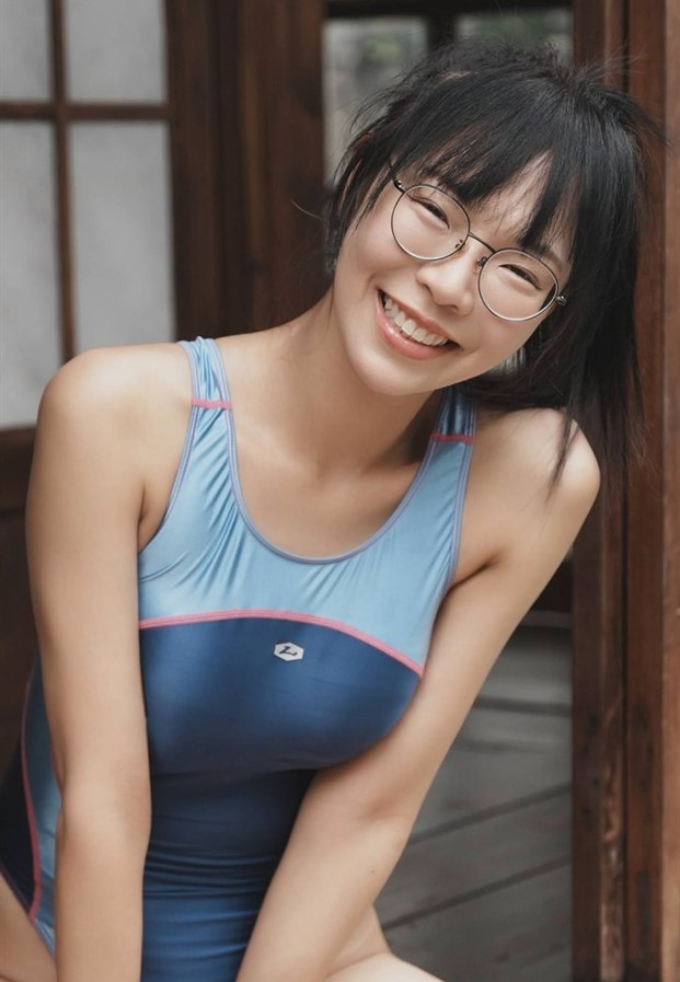 ปลาทอง หัวเหม่ง ยิ้มกว้างกับแว่นตากลมในบ้านไม้