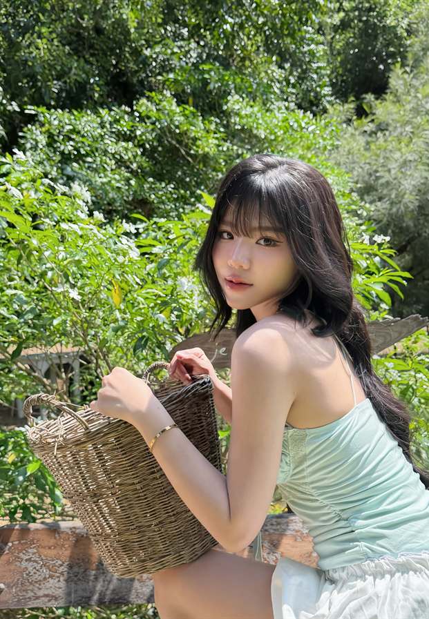 ถือตะกร้าหวายในสวนกับเดรสสีเขียวมิ้นต์