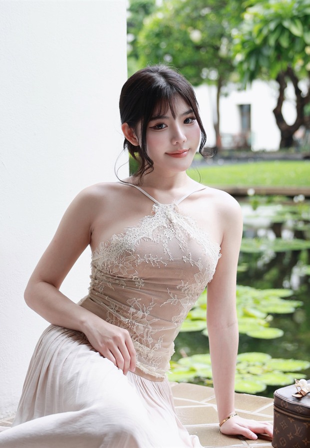 นั่งริมสระบัวกับกระเป๋าทรงกล่องใบเล็ก